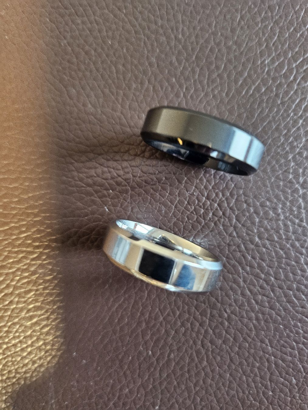 Anelli: Silberfarbener & schwarzer Ring, zeitlos, neu! – Nuovo e nell'imballaggio originale da Hunzenschwil venduto da nudget 1