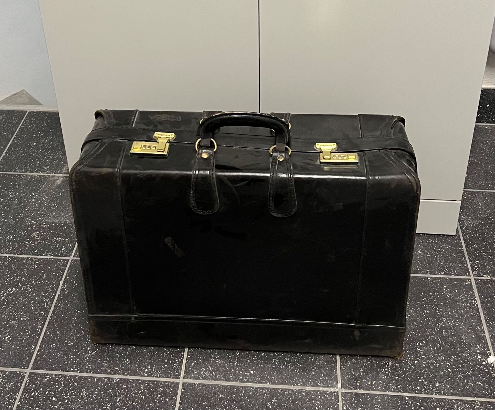Valigie: Lederkoffer Vintage schwarz – Usato da Zürich venduto da ber_mv2c