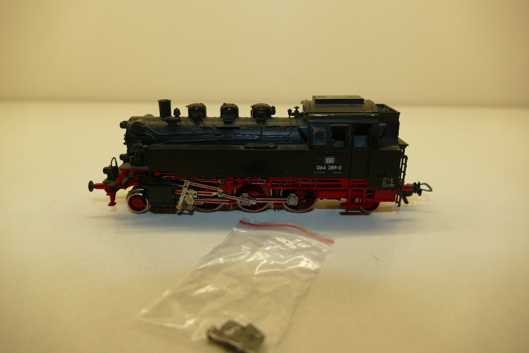 Fleischmann Modellini di ferrovie: Fleischmann H0: DB Tenderdampflok BR64 – Usato da Niederhasli venduto da rail-duerst 1
