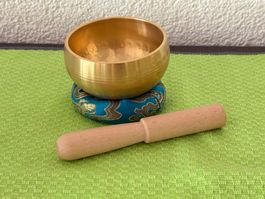 💫 8cm, Singende Schale mit Klöppel und Kissen.