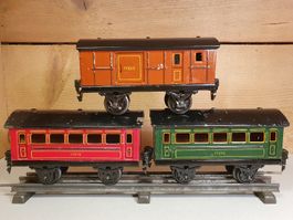 Antike Märklin Personenwagen und Gepäckwagen in Spur 0