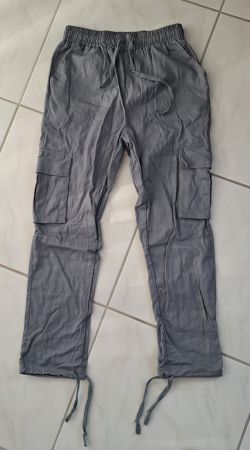 Graue Hose mit aufgesetzten Taschen Grösse M