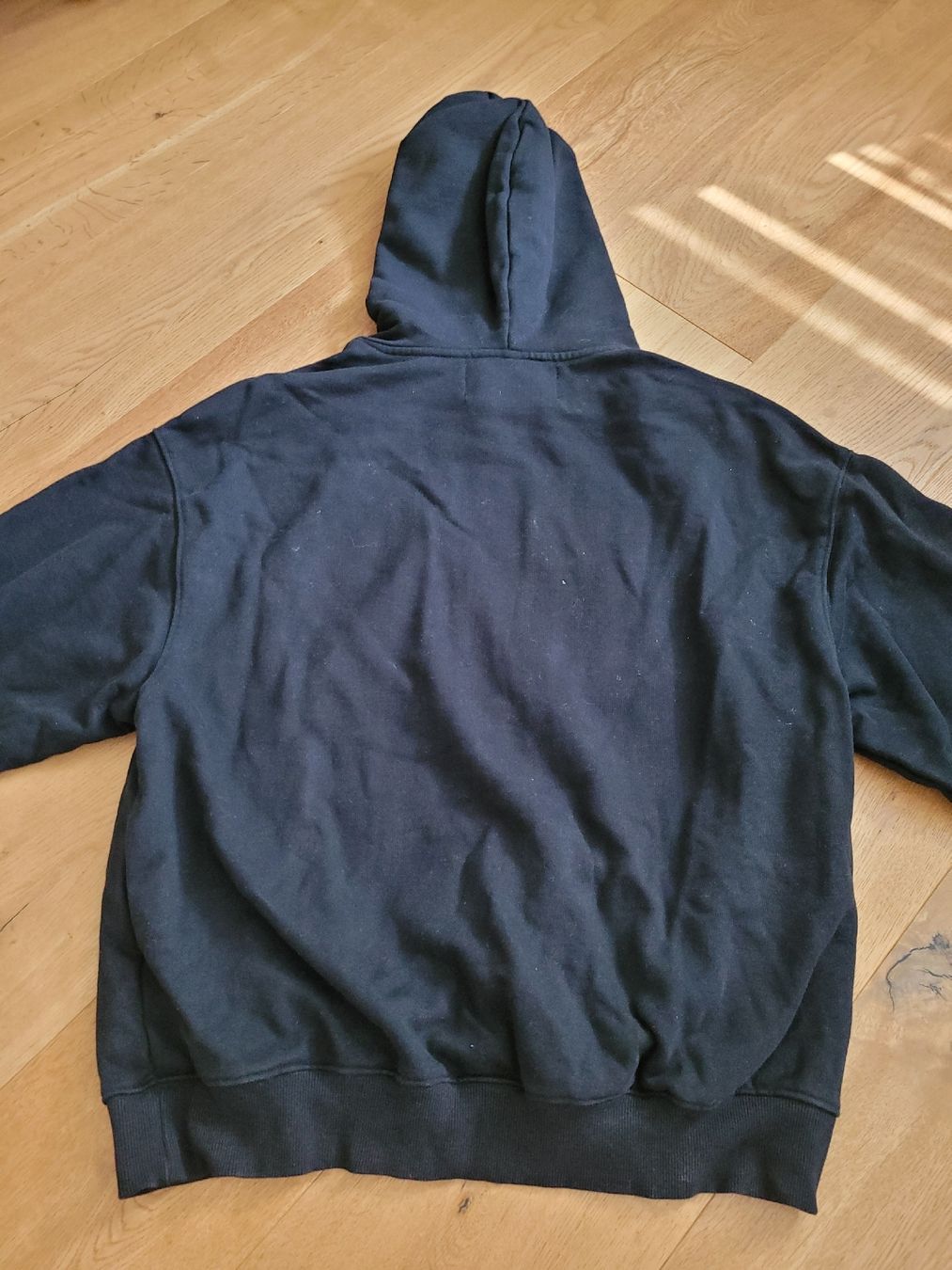Pullover & Sweatshirts: Kapuzenpullover schwarz, Grösse M, guter Zustand – Gebraucht aus Büren NW von nie_k6382 4