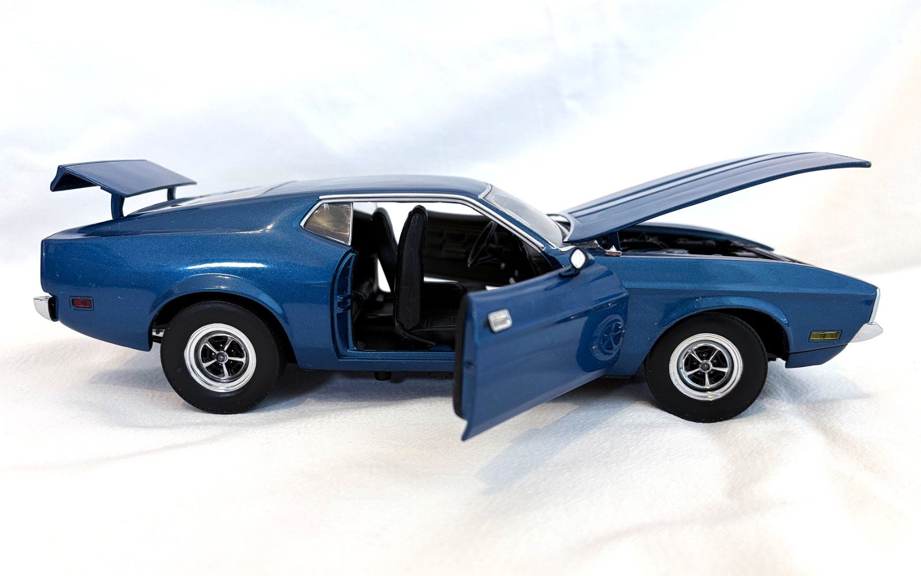 Modellini d'auto: Mustang Modelle & Buch "Vierzig Jahre" – Usato da Bassersdorf venduto da slothy 1
