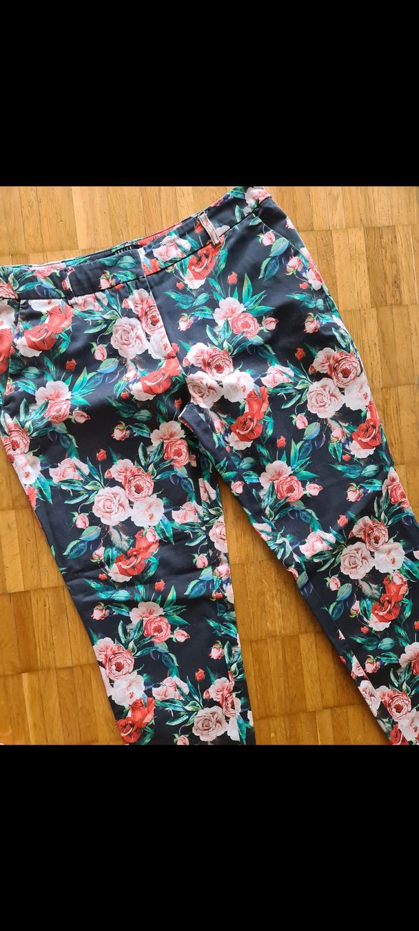 Hosen: Hosen Blumenmuster von MohitoGrösse 38 top – Gebraucht aus Emmenbrücke von gatasalvache 1