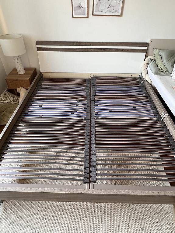 Lits: Bett 200/180 - Holz - Gratis – D'occasion à Glattpark (Opfikon) par yannik7591