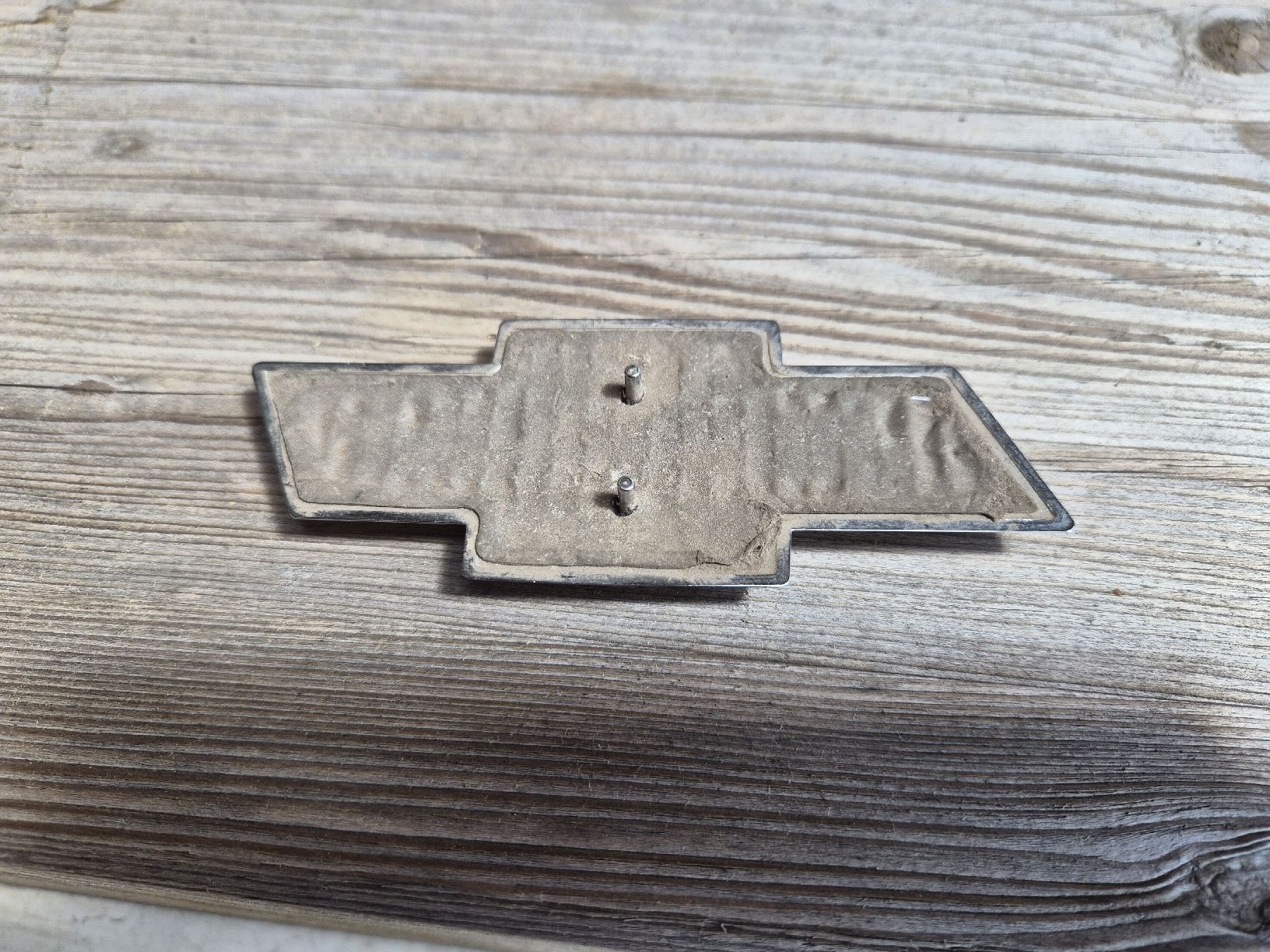Chevrolet Tutti pezzi di ricambio auto: Chevrolet Emblem, goldfarbig, Original  – Usato da Welschenrohr venduto da Fenn-60 1