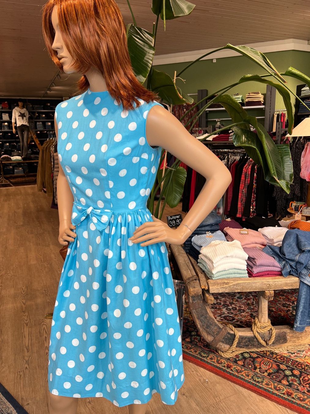 Kleider: Hellblaues Kleid mit weissen Tupfen – Gebraucht aus Wynigen von  2