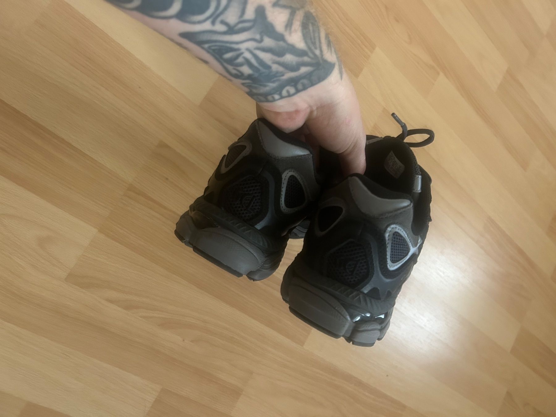 Asics Scarpe da uomo: Asics NYC Black Neuwertig 42.5 – Nuovo (secondo la descrizione) da Solothurn venduto da CityNordMarketplace 2