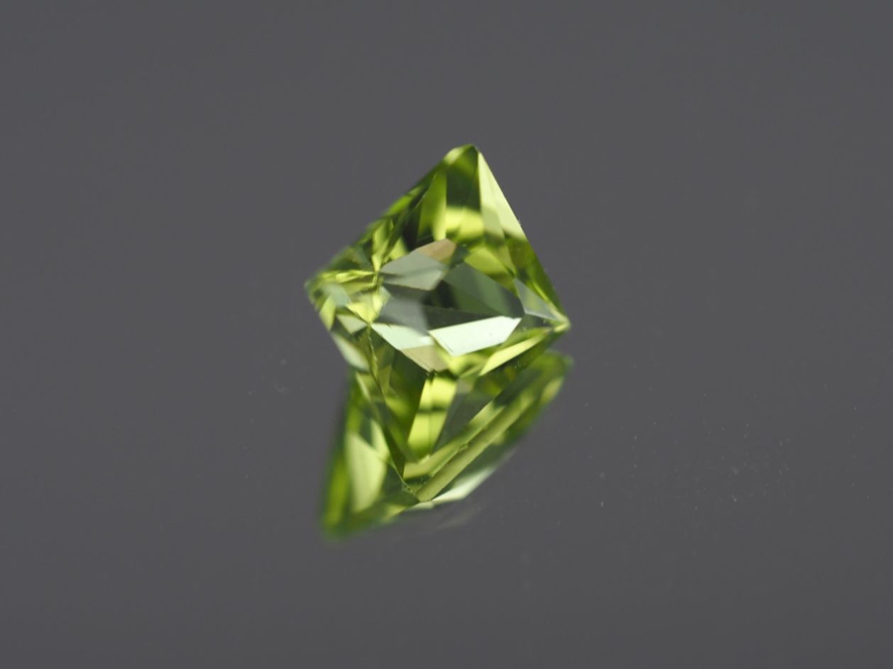 Edelsteine: Beautiful Green Peridot Princess Cut - 1.19ct – Neu und originalverpackt aus Buchs SG von OTNaturalGems 3