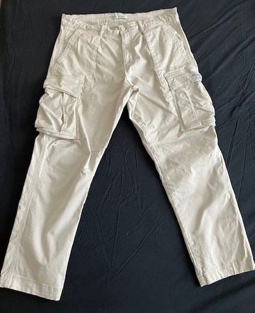 Pantalon cargo Zara beige, taille 44, parfait pour l'été