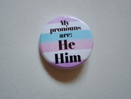 LGBTQ+ Button/Anstecker: My pronouns are He/Him