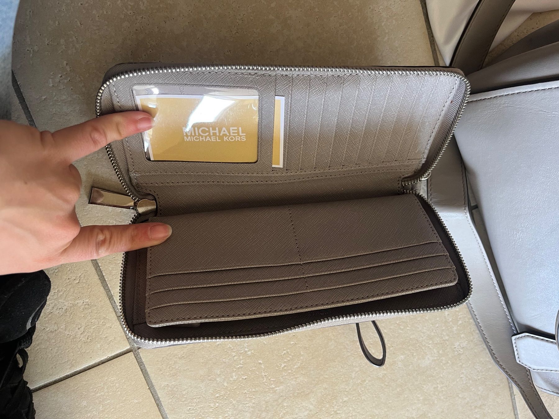 Portemonnaie: Portefeuille Michael Kors gris clair, parfait état – Gebraucht aus Le Sentier von ale_6s2k 1