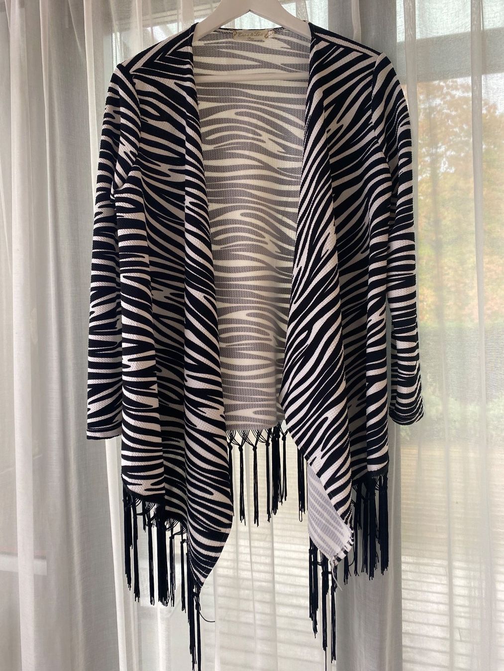Giacche: Jacke mit Fransen Zebra Muster schwarz weiss Gr. 36 – Nuovo (secondo la descrizione) da Seewen SO venduto da HappyHappyHappy