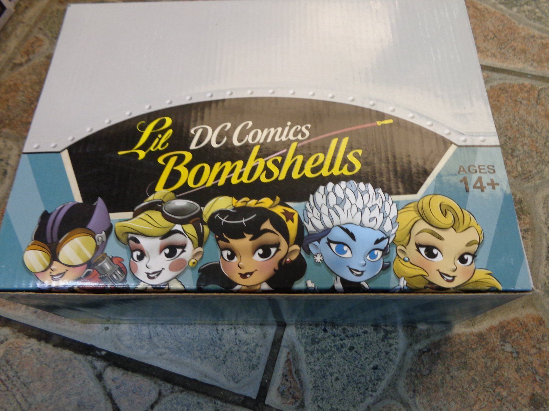 Statuette: DC COMICS LIL BOMBSHELLS FIGUREN DISPLAY – Nuovo e nell'imballaggio originale da Olten venduto da Disc-Ausverkauf