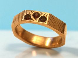 Ring aus Bronze, mit Granat, achteckig, Ringgrösse 51.7