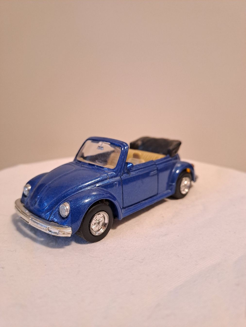 Volkswagen Modellini d'auto: Vintage VW Käfer 1303 Cabrio Modellauto – Usato da Wädenswil venduto da FrieBro