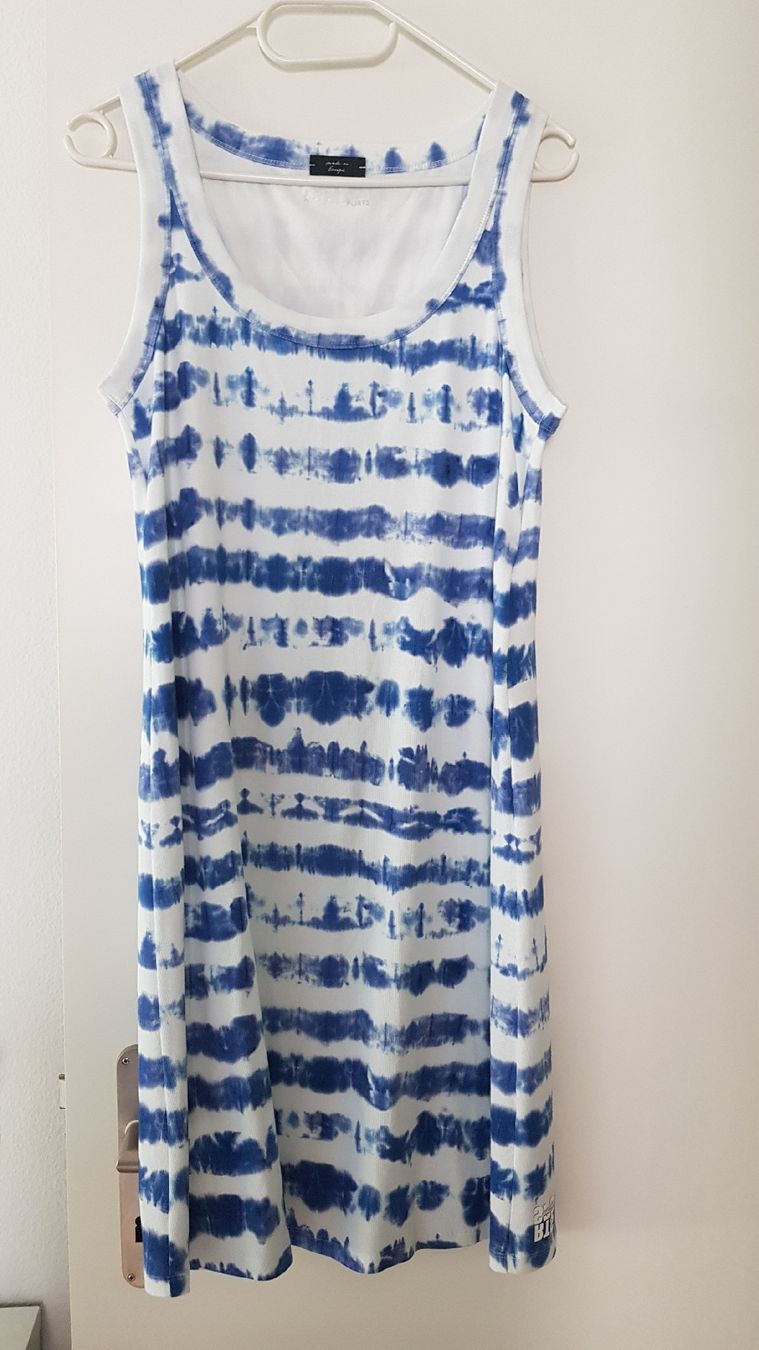 Marc Cain Vestiti: Wunderschönes Marc Cain Sommerkleid in Batikoptik – Nuovo e nell'imballaggio originale da Geuensee venduto da sonnenstunden