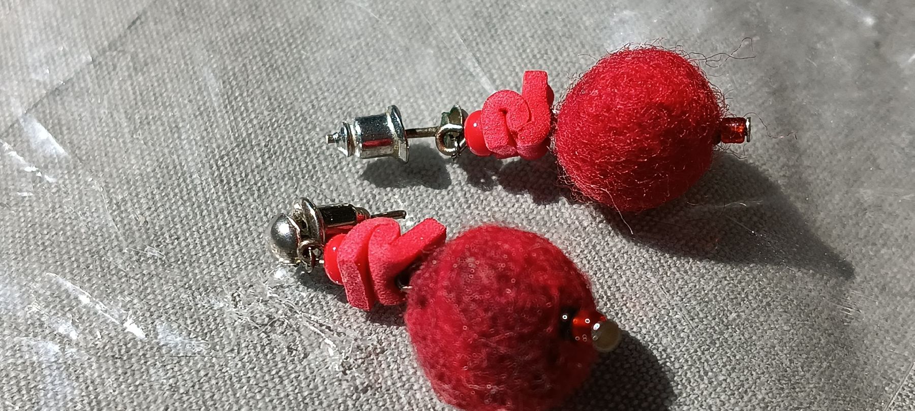Orecchini pendenti & Orecchini a lobo: Handmade Fall Earrings: Red Felt, Wooly Balls – Nuovo (secondo la descrizione) da Zürich venduto da cat_9cvz 1