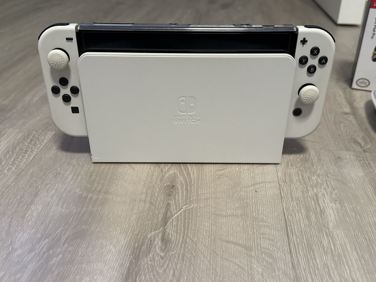 Nintendo Console: Nintendo Switch OLED Weiss mit Zubehör  – Nuovo (secondo la descrizione) da Ermensee venduto da Joao_ 1
