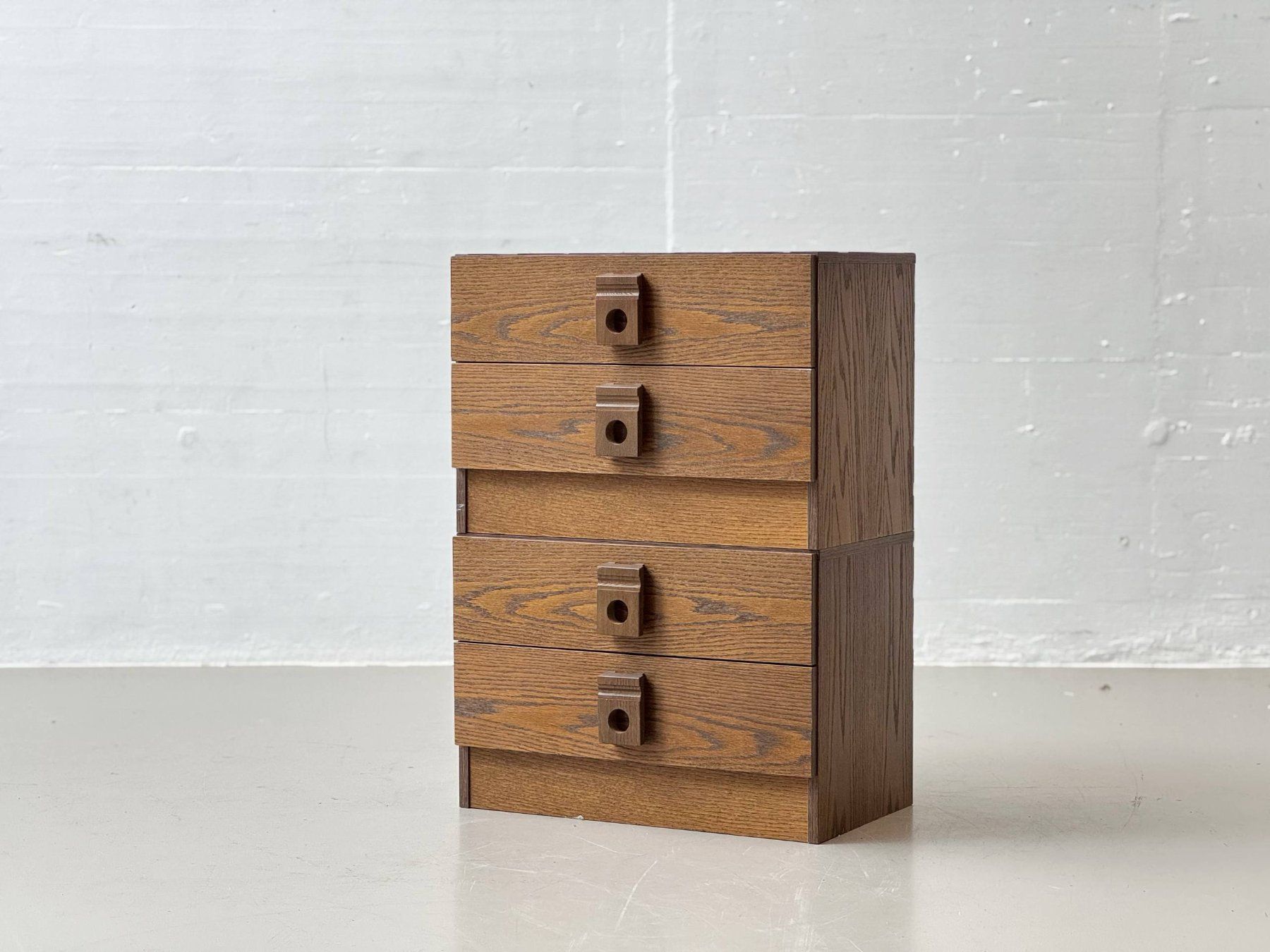 Comodini: Nachttisch minimalistisches Design aus Eiche, Schweiz 70ee – Usato da Zürich venduto da LeMoege 1