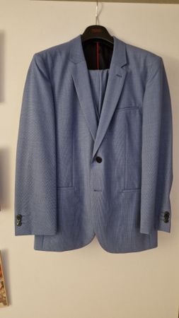Costume complet 3 pièces Hugo Boss bleu clair - Super état!