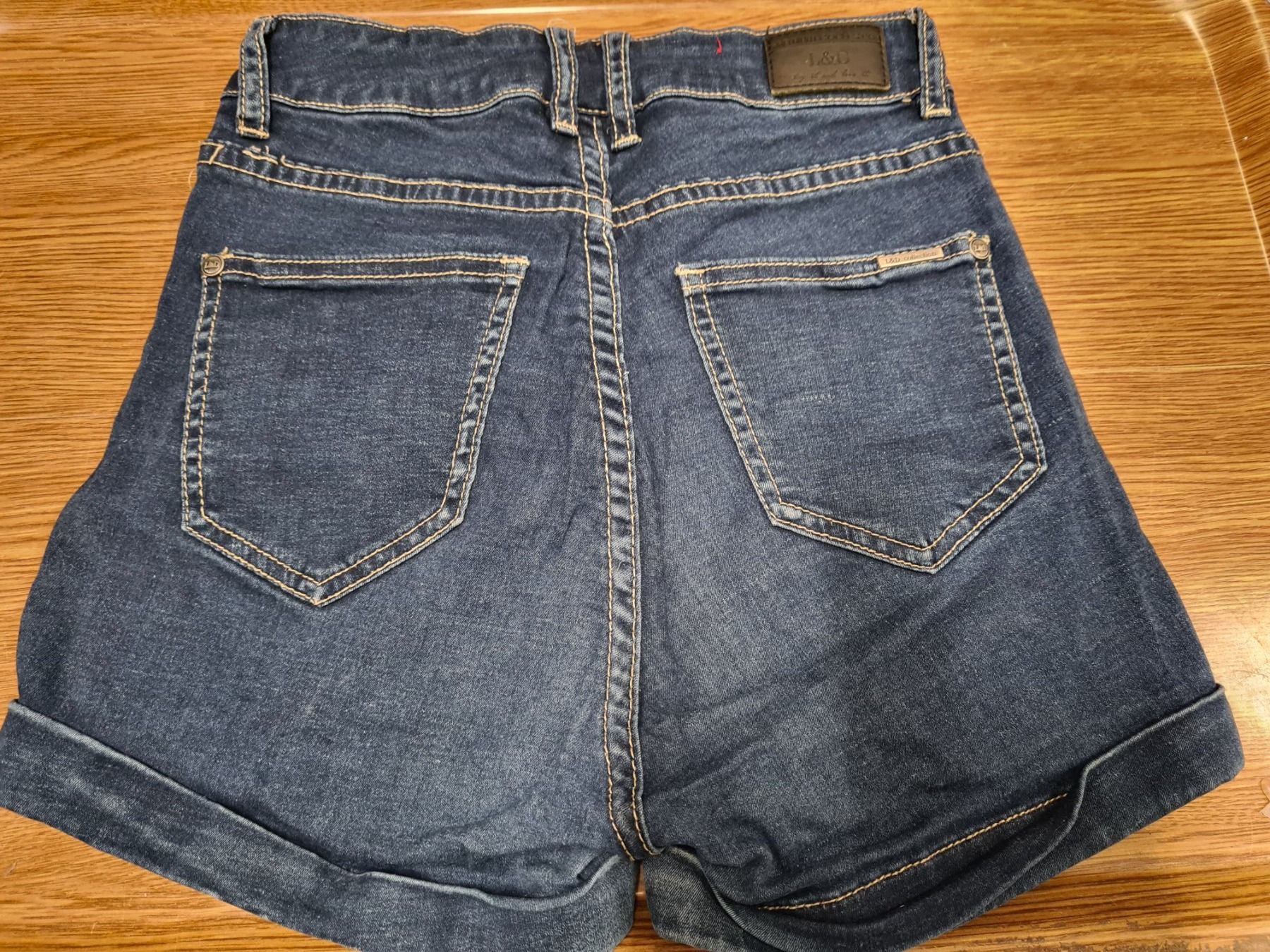 Pantaloni: Jeans Shorts ca.Gr.XS stretch – Usato da Amriswil venduto da used2use 3
