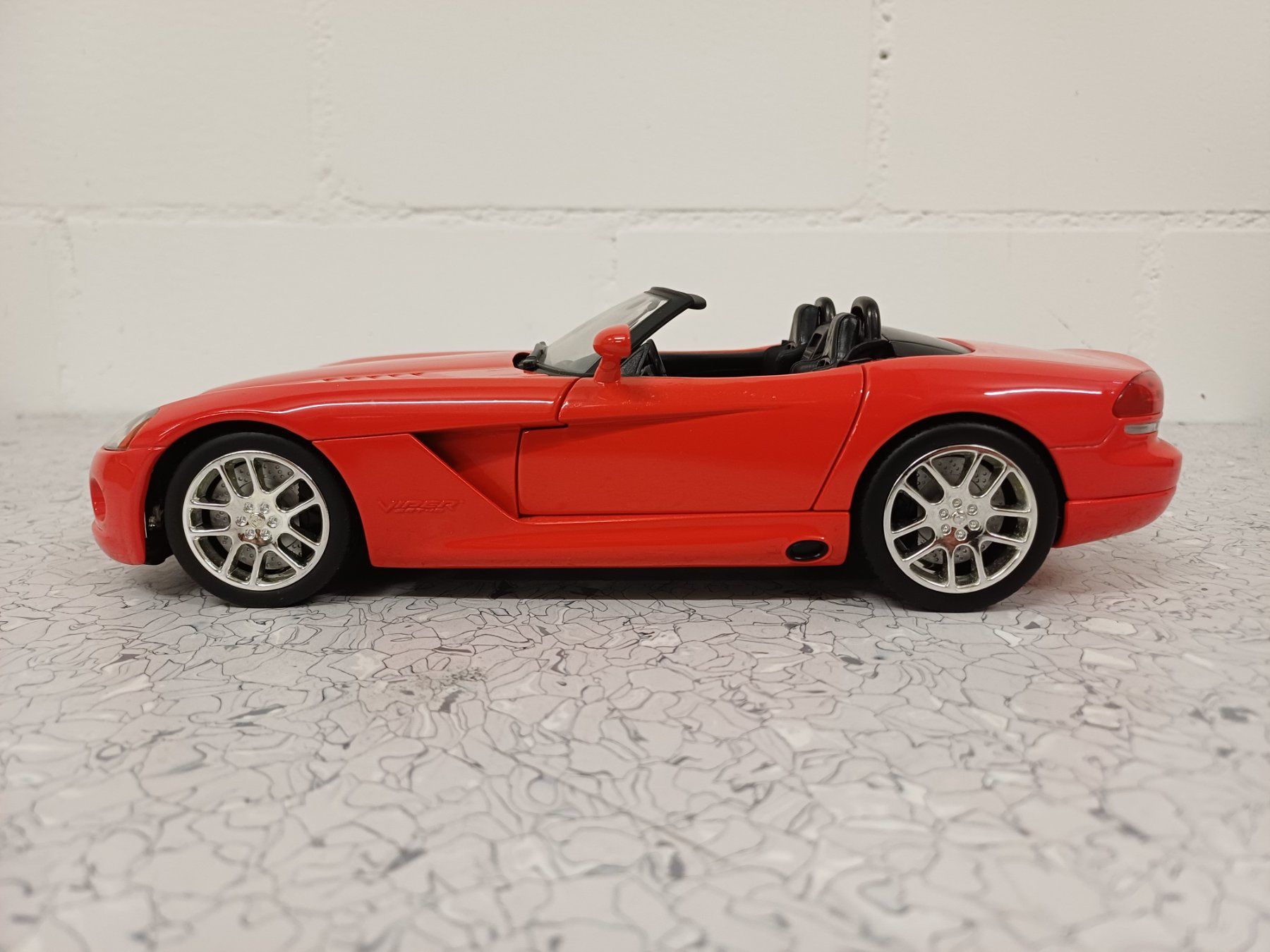 Hot Wheels Voitures modèles: Dodge Viper Roadster (1:18) – D'occasion à Niederhasli par ZZoki