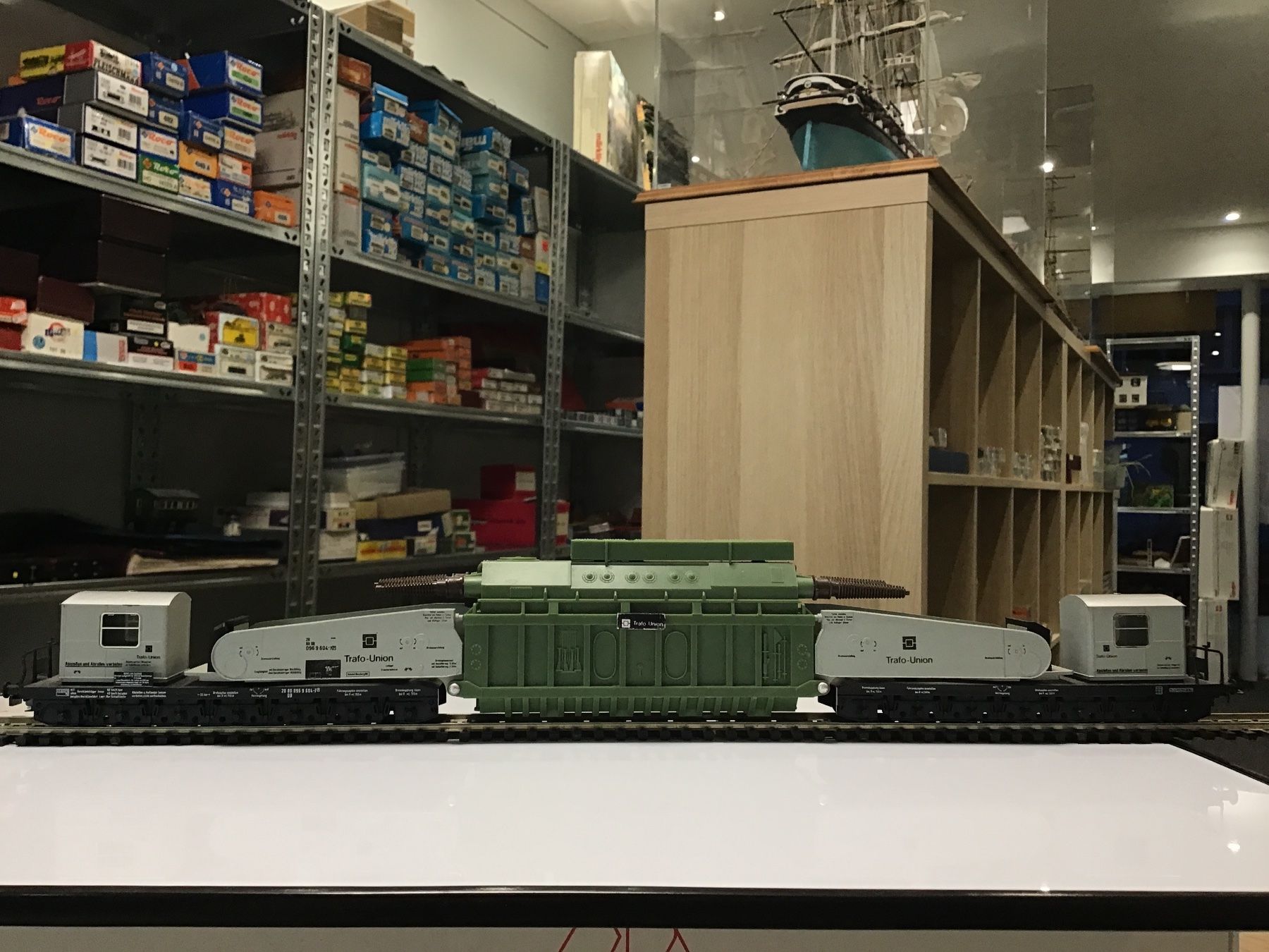 Liliput Modelleisenbahnen: LILIPUTSchwerlastwagen Tragschnabelwagen Transformator HO – Gebraucht aus Männedorf von Modell-Spezialisten 2
