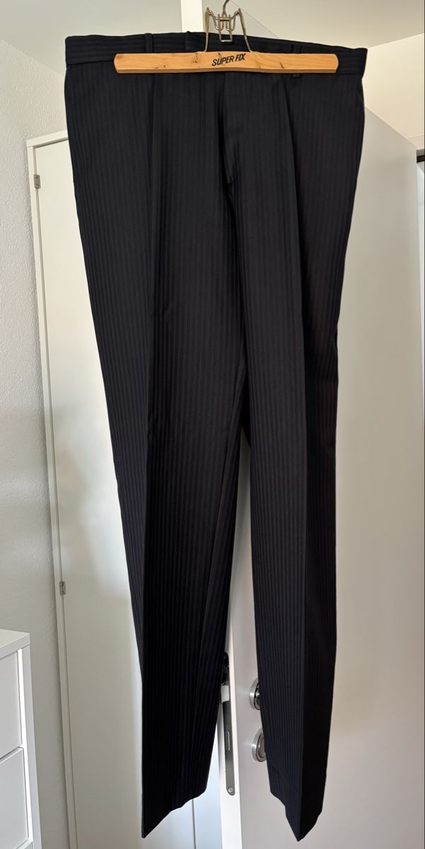Hugo Boss Pantaloni: Pantalon noir rayé Hugo BOSS – Usato da OBERENGSTRINGEN venduto da Lolo6316 3