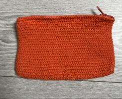 Jolie trousse orange d'été, crochetée à la main