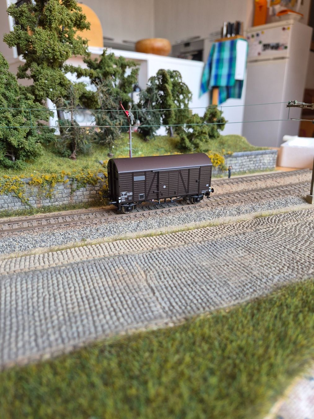 Roco Modellini di ferrovie: Roco 66893, SNCF gedeckter Güterwagen – Nuovo e nell'imballaggio originale da Yverdon-les-Bains venduto da far_cs8v