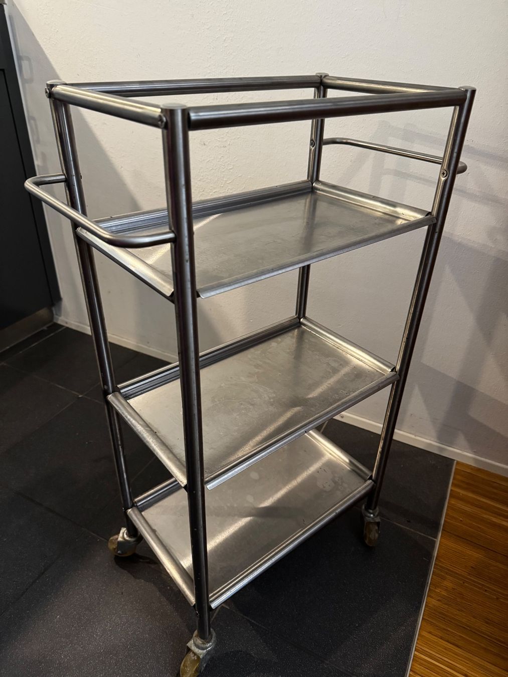 Mobilier: Tablarwagen aus Metall (87x40x24 cm) – D'occasion à Zürich par Tarafo5 3