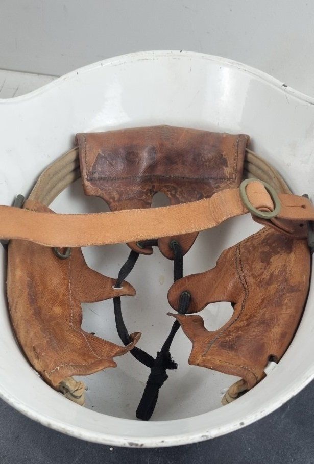 Schweizer Armee Uniformi & Effetti personali: Schweiz, Stahlhelm M18  weiss Werksschutz – Usato da Flums venduto da Flumsantik 5