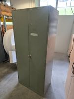 massiver Metallschrank mit 4 Tablaren 88x53cm H: 200cm 350.-