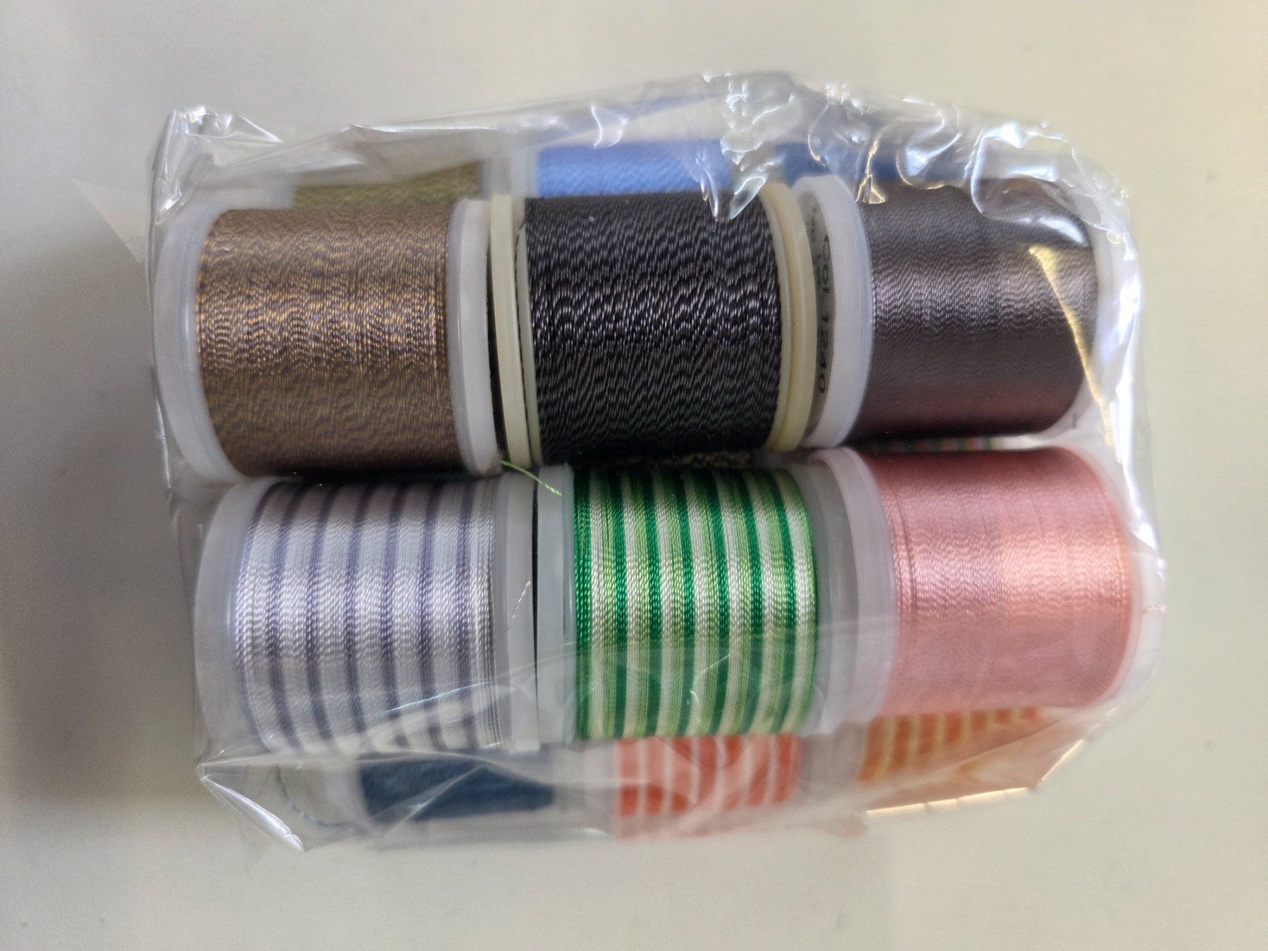 Cordelettes & Fils: Stickgarn Rayon No.40  oder Nähfaden – Neuf (Voir description) à Affoltern am Albis par Hanigufo 1
