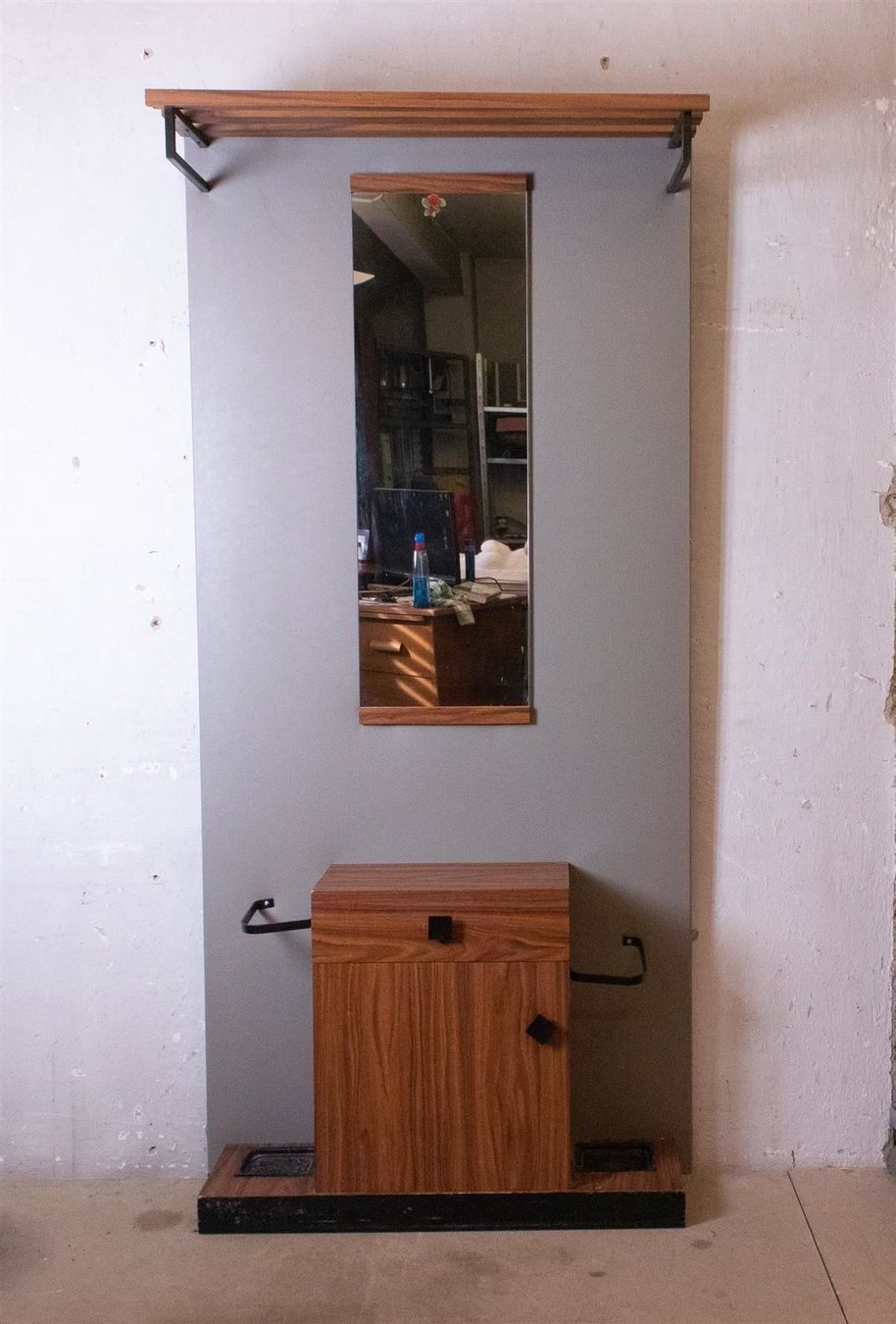 Guardaroba: Garderobe im Nussbaumholz-Look – Usato da Zürich venduto da ZuercherBrockenhaus