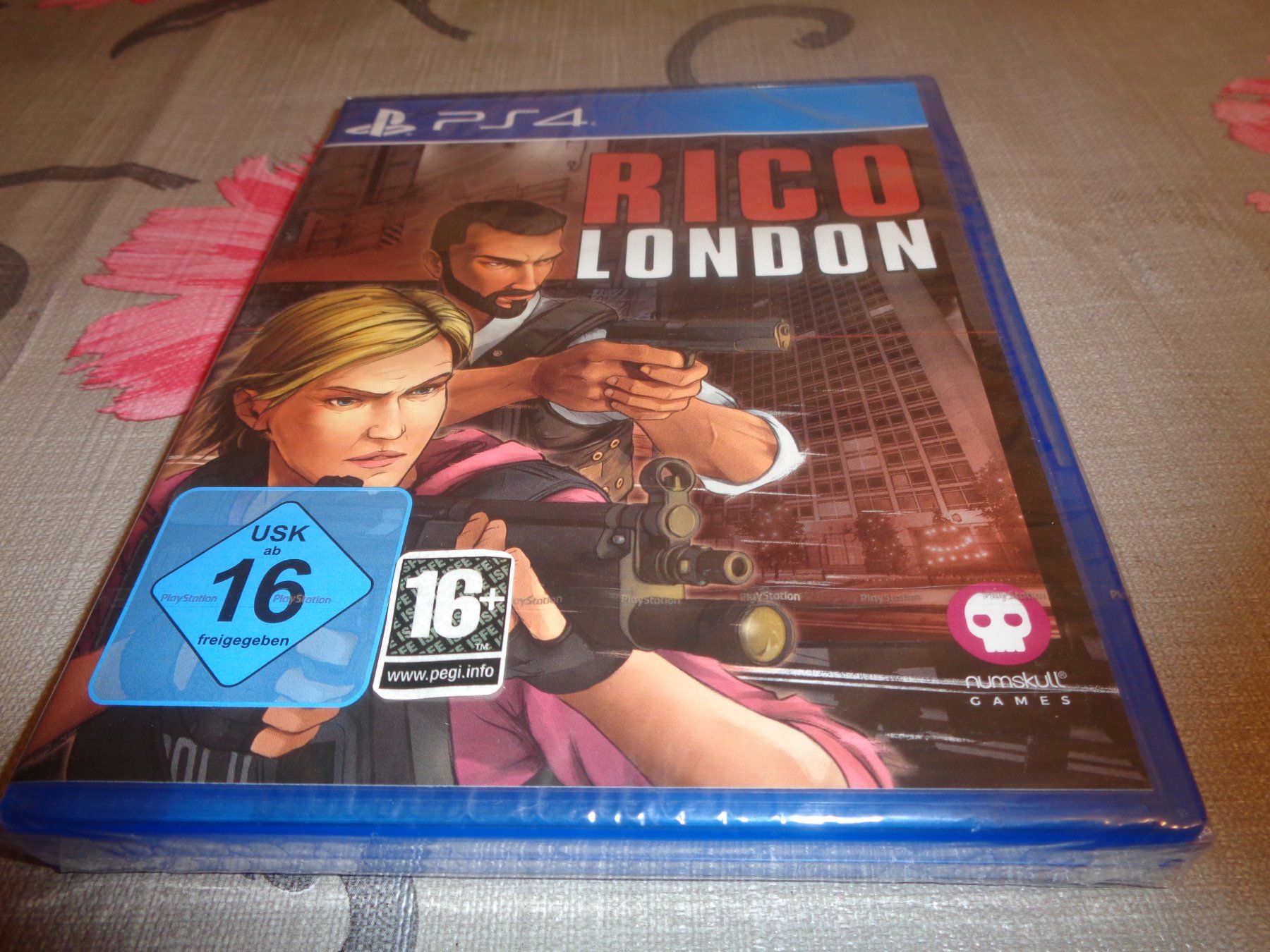 Spiele: Rico London PS4 NEUWARE – Neu und originalverpackt aus Olten von Disc-Ausverkauf