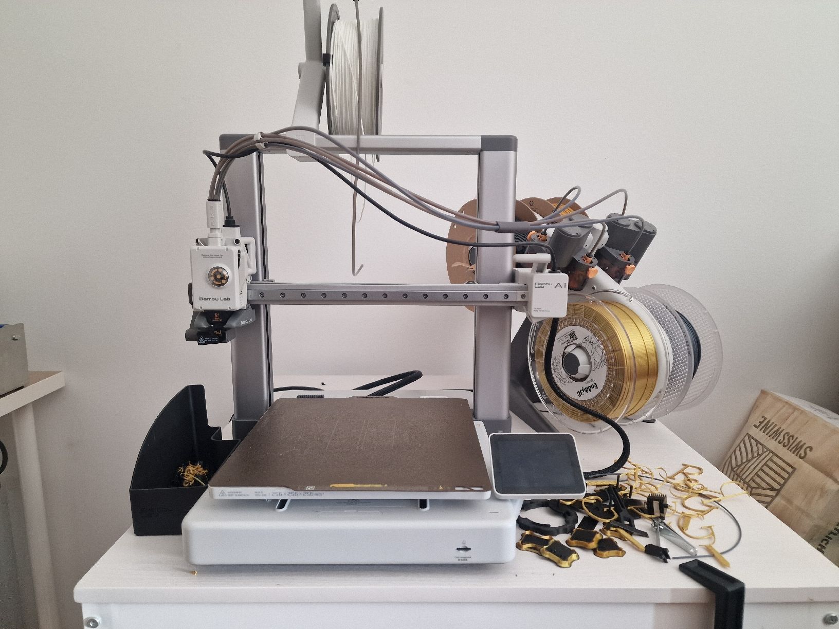 Bambu Lab Stampanti 3D: Bambu Lab A1 3D Drucker mit 1172 Stunden gedruckt – Usato da Menznau venduto da CS1.6