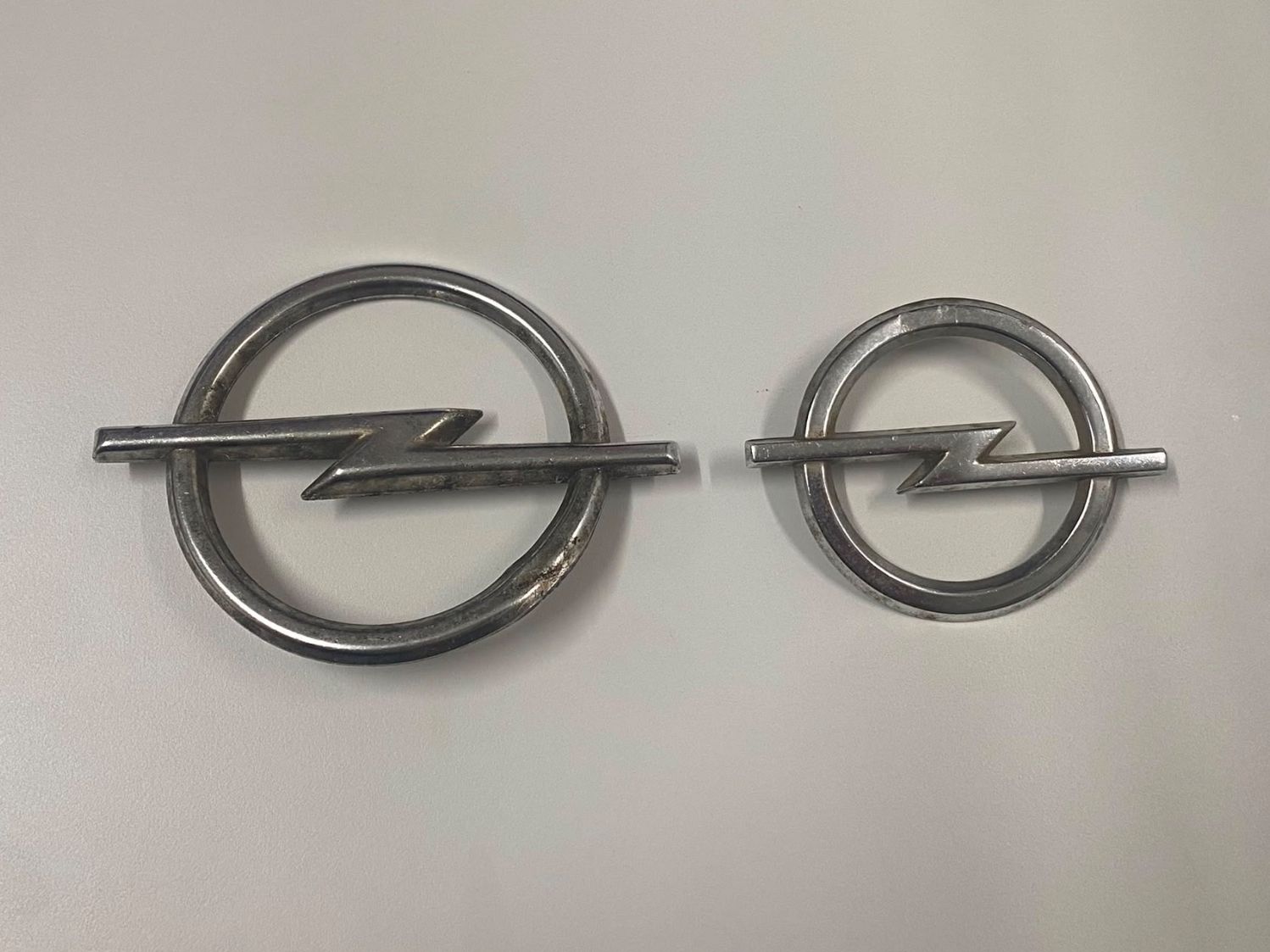 Opel Sonstiges Fahrzeugzubehör: Zwei Vintage Original OPEL Emblem – Gebraucht aus Dübendorf von lan1808