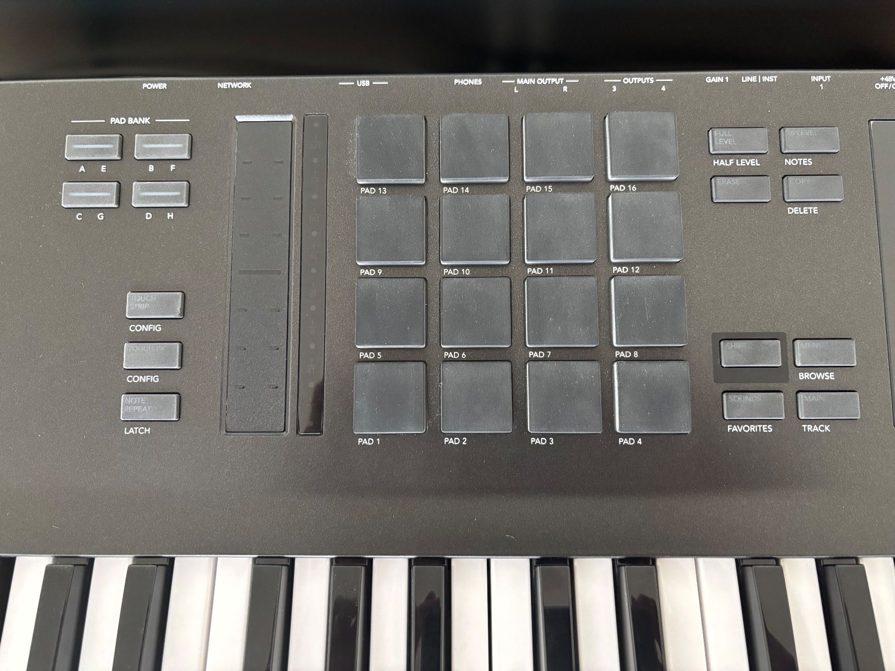 Akai Strumenti musicali: Akai MPC Key 61 keyboard workstation – Usato da Zug venduto da and_xg5m 1