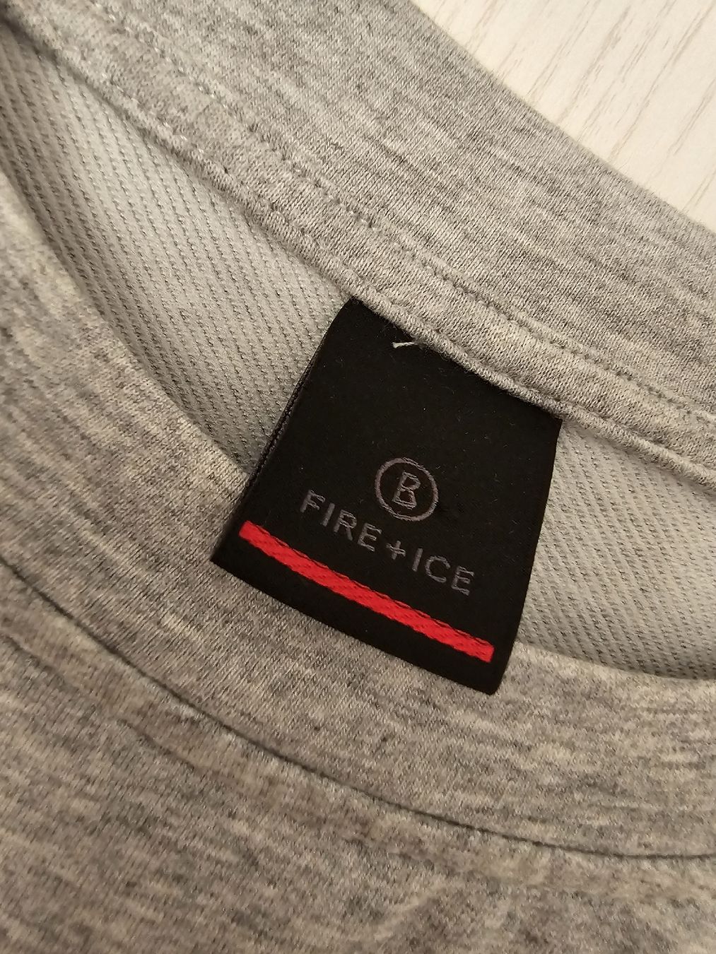 Bogner Blusen: Bogner Fire + Ice Bluse mit Stern Print, Grösse S, Grau – Gebraucht aus Ebnat-Kappel von ani_fq2z 1