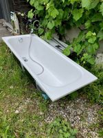 Bade­wanne mit Armatur und Brause weiss Stahl­ema­lliert