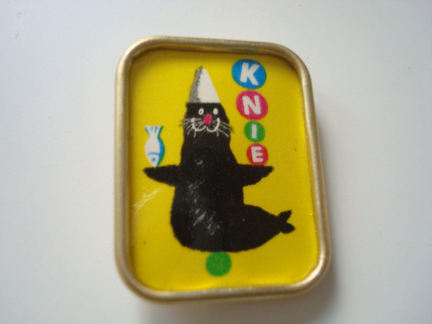 Placchette & Badge: Zirkus Knie Anstecker – Usato da Riehen venduto da Baerewaegli
