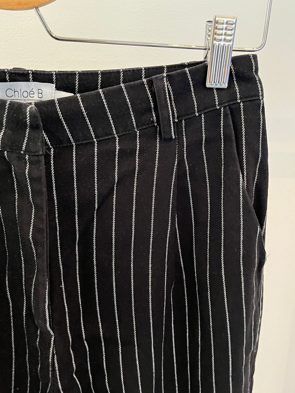 Na-kd Pantaloni: Pantalon rayé bleu-marine, NA-KD – Usato da Savagnier venduto da taianab 1