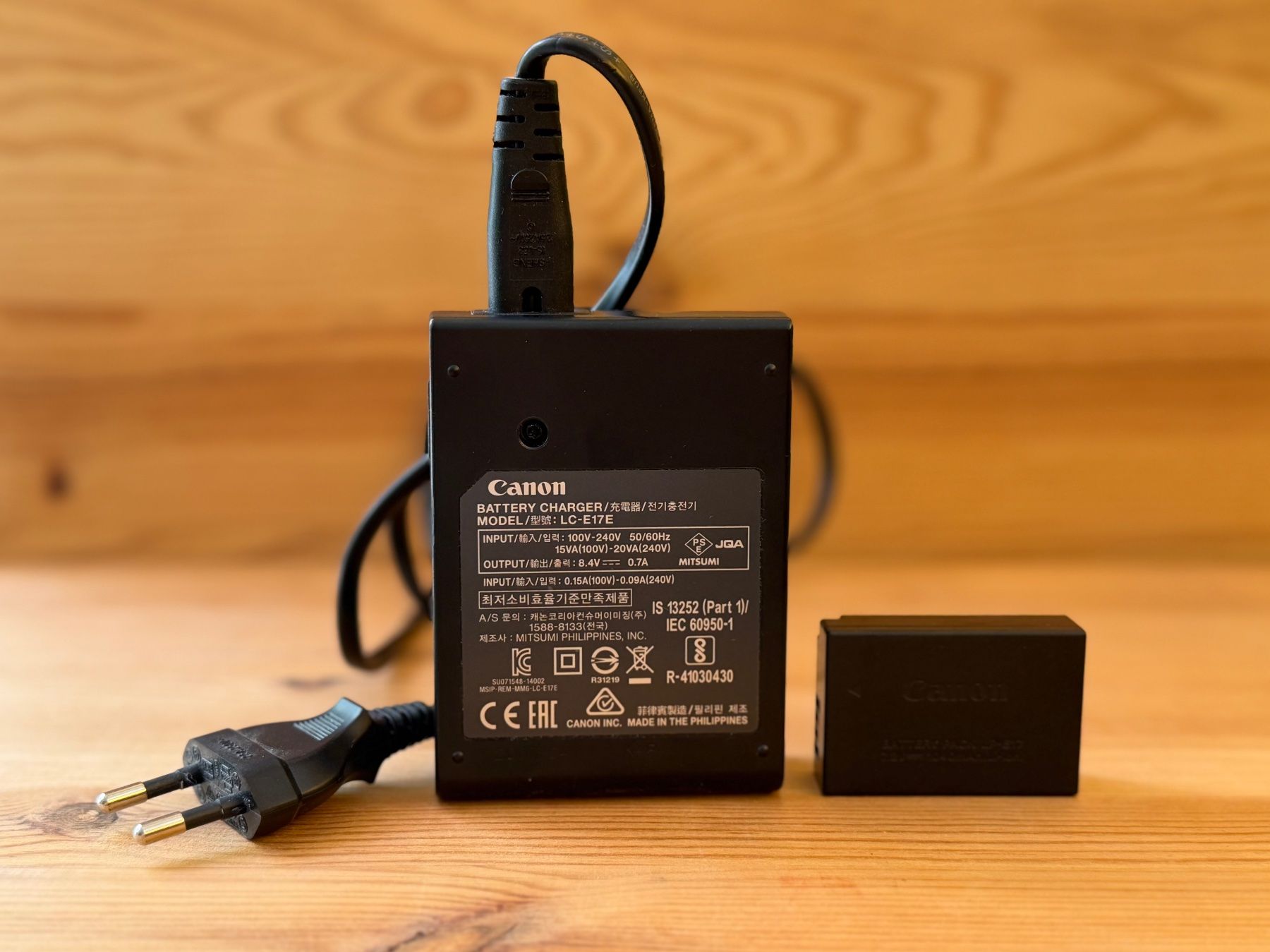 Canon Caricatori & Batterie: Canon Ladegerät LC-E17E mit Akku LP-E17, gebraucht – Usato da Zürich venduto da Usirius 1