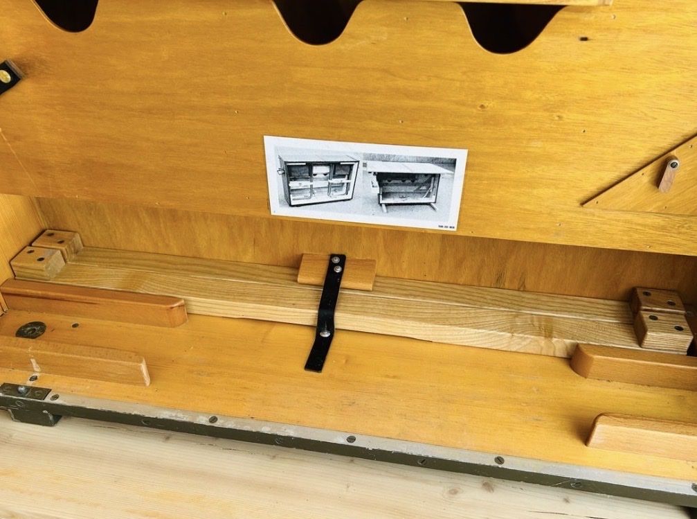 Transportkisten: Originale Schweizer Armee Bürokiste Feldbüro Klapptisch  – Gebraucht aus Basel von good_forms 2