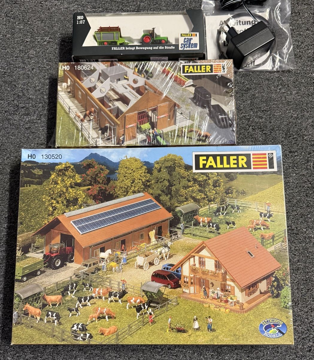 Faller Modellini di ferrovie: Faller Car System Bauernhof mit Traktor H0 – Usato da Bauma venduto da Shotgunmann 4