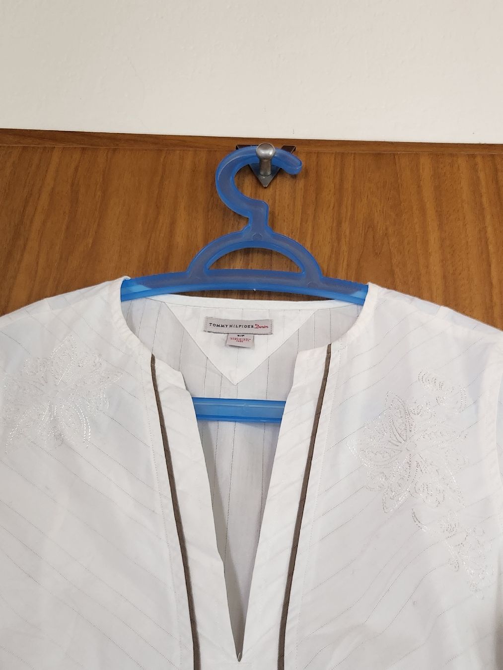 Tommy Hilfiger Chemisiers: Chemise Tommy Hilfiger blanche S/P brodée  – D'occasion à Niedergösgen par Eva2410 5
