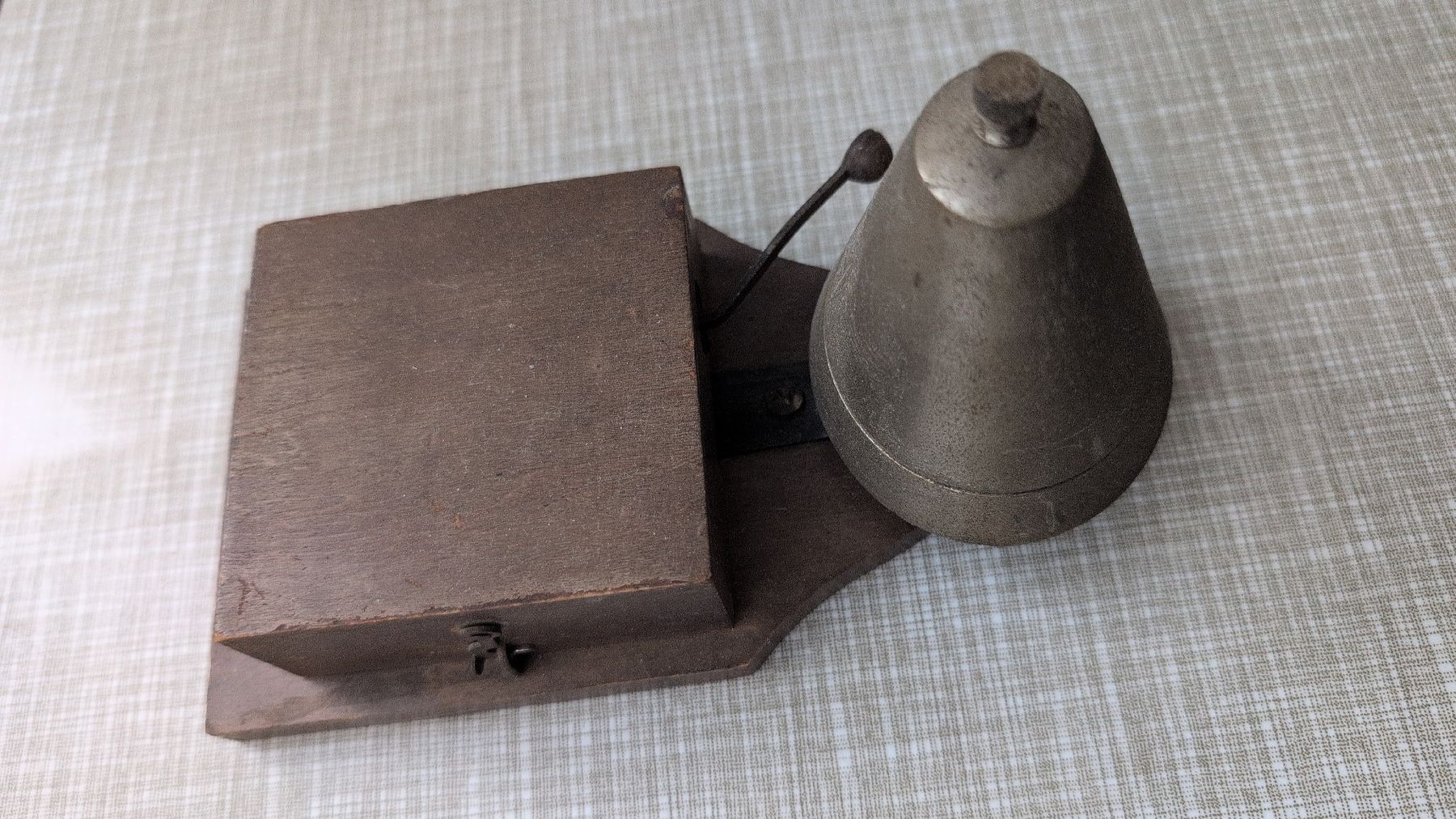 Cloches & sonnailles: Alte Sonnerieglocke mit Holzgehäuse – D'occasion à Thal par Daschi 1